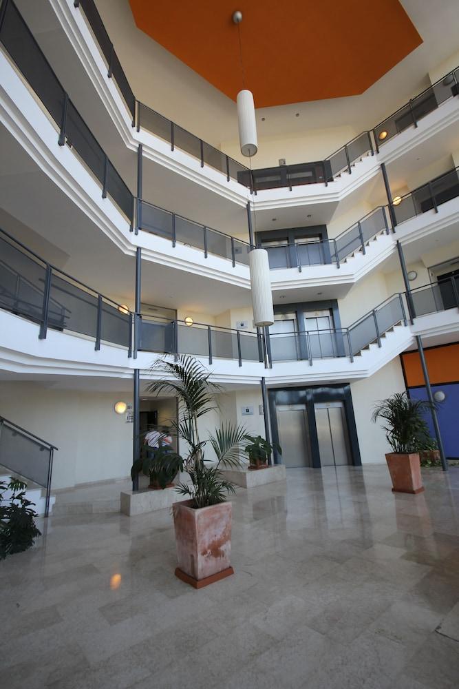 Apartamentos Vertice Sevilla Aljarafe Bormujos Exteriör bild